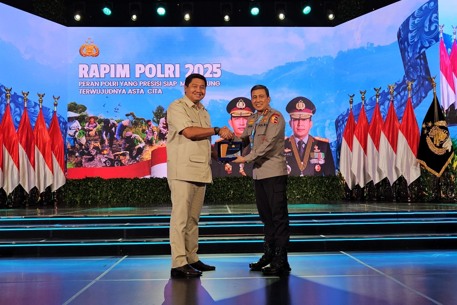 Menteri Ara bersalaman saat rapim polri ( pkp/ ristyan )