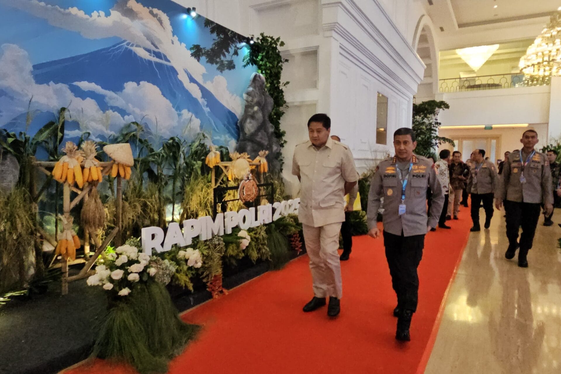 Menteri Ara bersalaman saat rapim polri ( pkp/ ristyan )