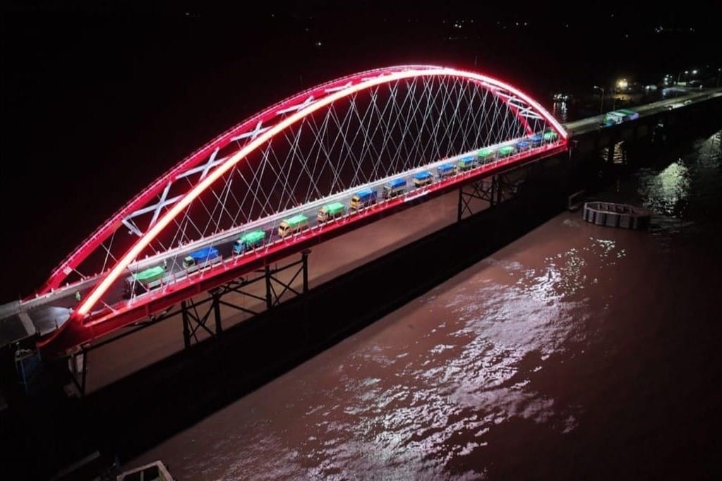 Jembatan Sungai Sambas Besar di waktu malam (pu)
