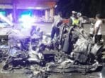 Mobil yang hancur akibat kecelakaan digerbang tol ciawi2 (foto JM)