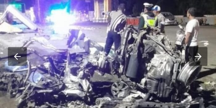 Mobil yang hancur akibat kecelakaan digerbang tol ciawi2 (foto JM)