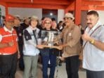 Pengurus Pusat PMI Marsekal Muda TNI (Purn) Tri Bowo Budi Santoso menyerahkan cendera mata berupa miniatur kapal layar ke perwakilan Palang Merah Korea dalam kunjungan hari ke-tiga di Pulau Untung Jawa, Jumat (21/2/2025).