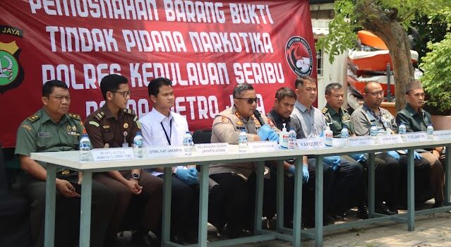 Polres Kepulauan Seribu memusnahkan barang bukti narkotika senilai ratusan juta rupiah dalam sebuah acara yang digelar di Kantor Perwakilan Polres Kepulauan Seribu, Marina Ancol, Jakarta, pada Kamis (27/02/2025).