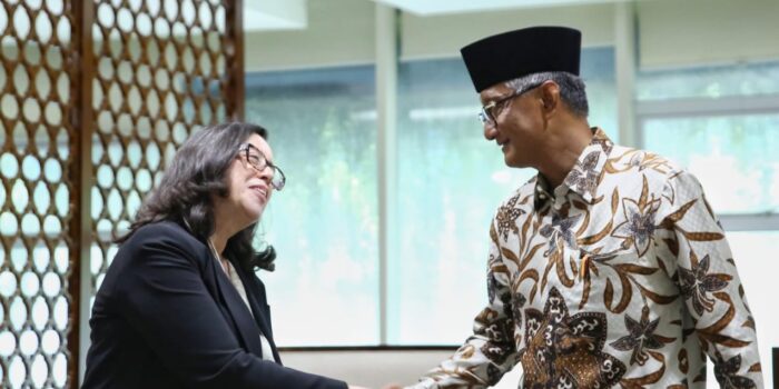 Menteri PU Dody Hanggodo saat bersalaman denganWBCD untuk Indonesia dan Timor leste, Carolyn Turk ( pu)