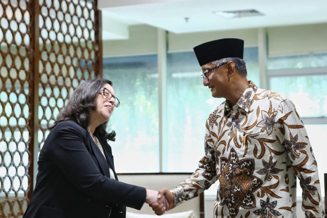 Menteri PU Dody Hanggodo saat bersalaman denganWBCD untuk Indonesia dan Timor leste, Carolyn Turk ( pu)