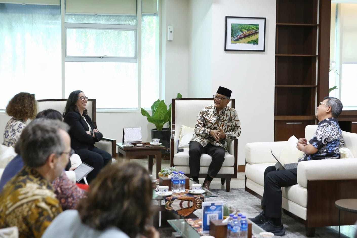 Menteri PU Dody Hanggodo saat bersalaman denganWBCD untuk Indonesia dan Timor leste, Carolyn Turk ( pu)