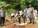 Walikota Jakarta Selatan dan Iluni UI Tanam 350 Pohon Produktif di Waduk Lebak Bulus