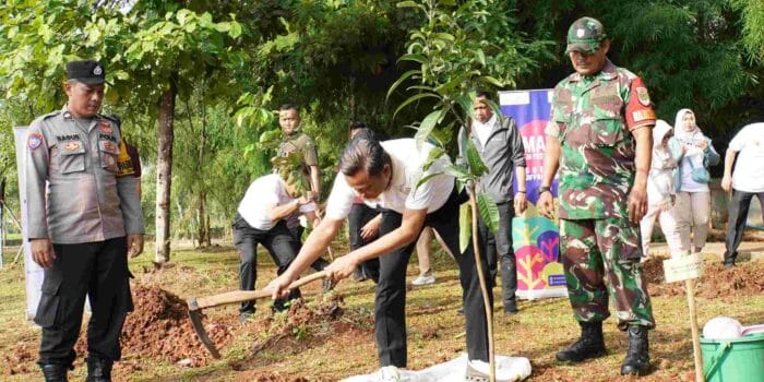 Walikota Jakarta Selatan dan Iluni UI Tanam 350 Pohon Produktif di Waduk Lebak Bulus