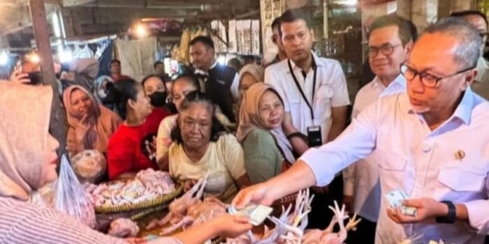 Menteri Zulhas saat membeli Ayam potong di pasar klender untuk dibagikan kewarga yang berbelanja ( foto: tangkapan layar antara)