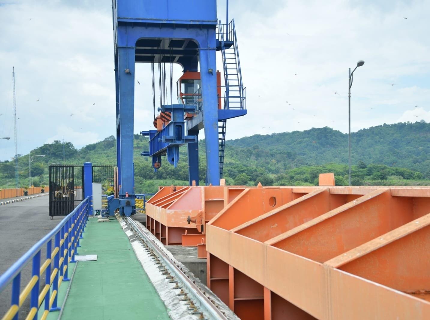 Pembangkit tenaga listrik dan air di salah satu bendungan yg dibangun kementerian PU