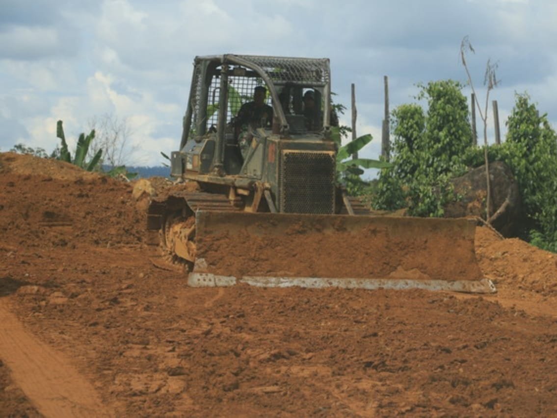 TNI membantu PU dalam berbagai kegiatan  diantaranya jika tetjafi musibah longsor,banjir dll ( foto : birkom pu)