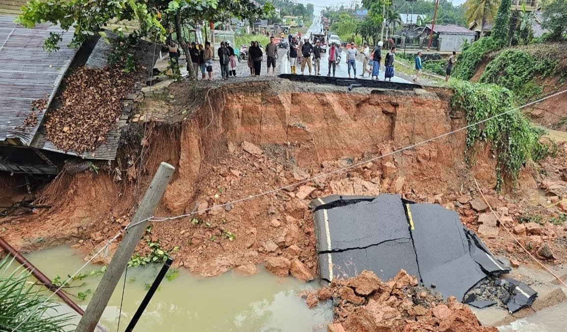Jalan Nasional yang amblas di ruas Sumbar- Muara Bungo Jambi (foto: birkom.pu)
