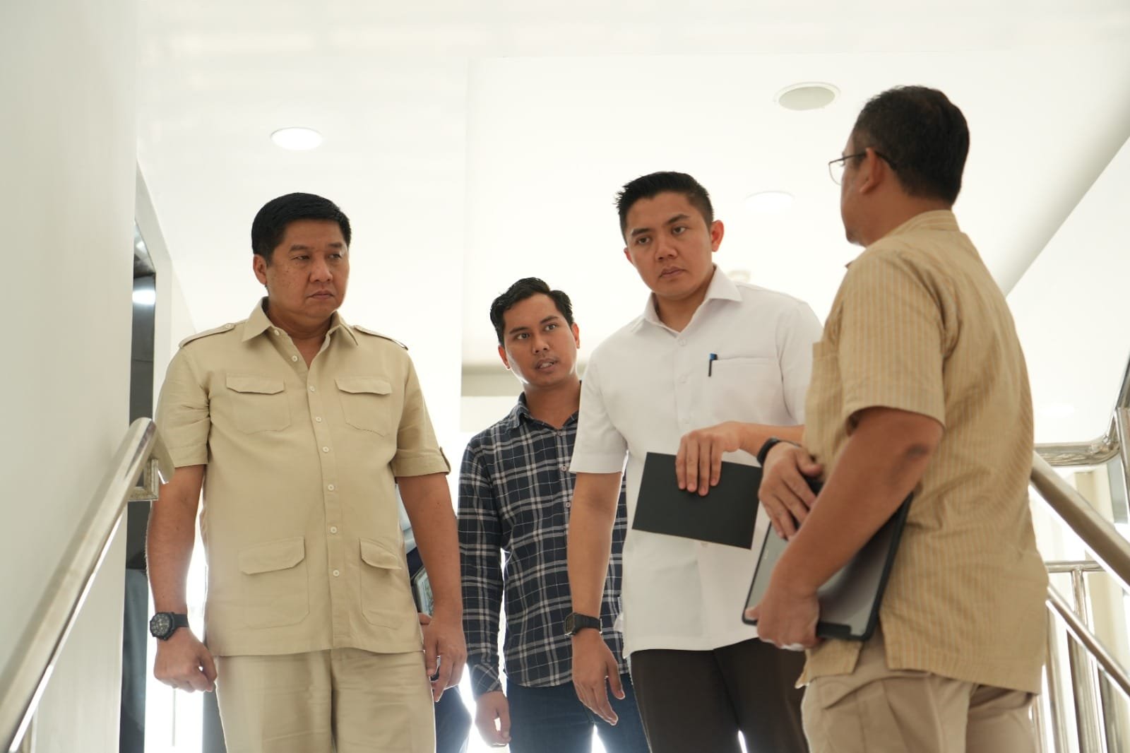 Menteri Ara bersama Menseskab Mayor Tedy saat meninjau  wisma atlet (/foto: birkom pkp/ Ristyan )