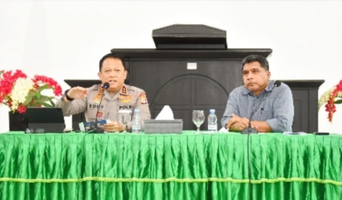 Kapolda Maluku (kiri) saat kuliah.umum di Universitas Kristen Maluku ( foto: humas UKIM )