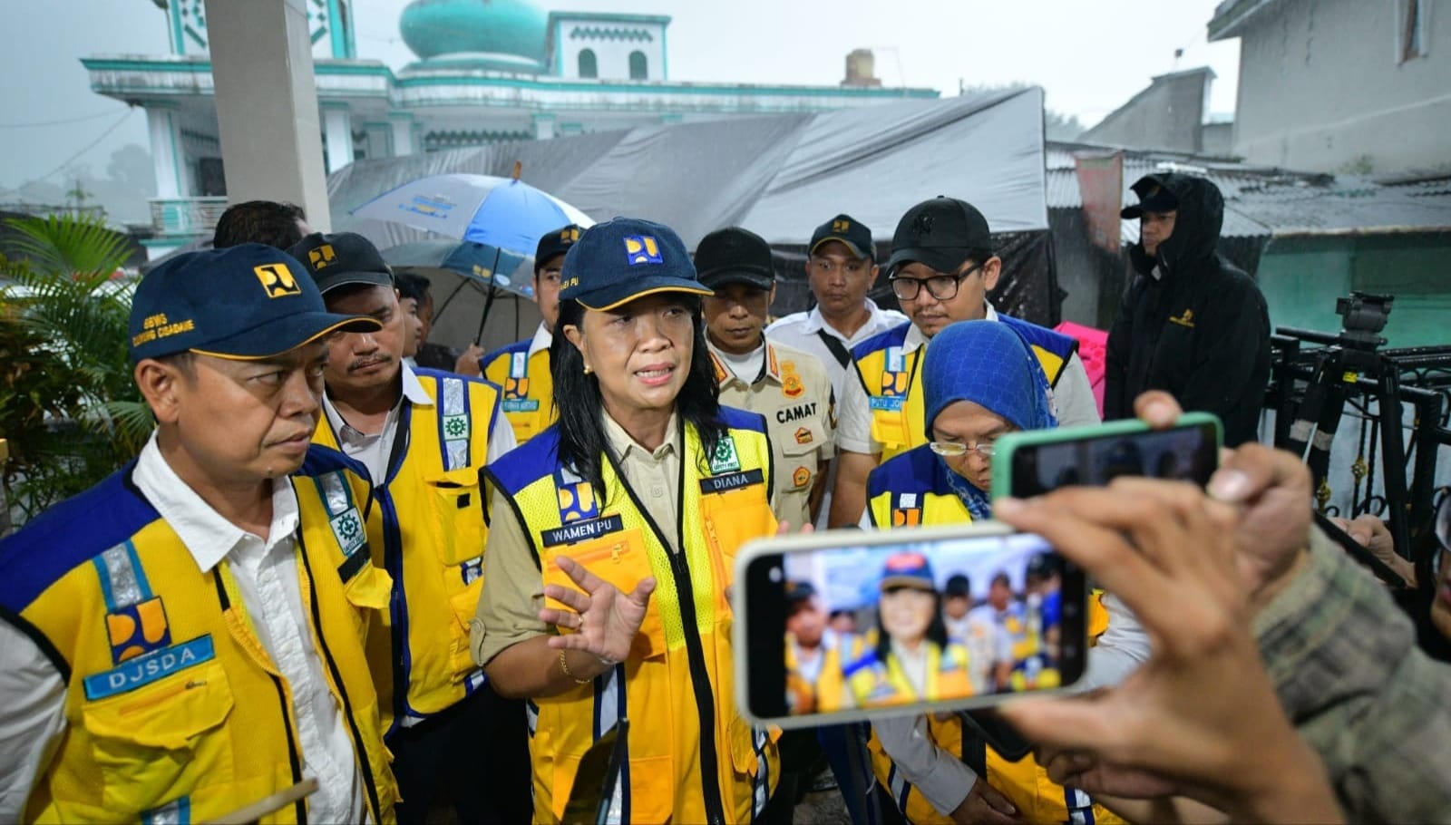 Wamen Diana saat memberi keterangan pada Media,saat melihat langsung bencana banjir bandang didesa tugu Cisarua Bogor ( foto: birkom pu)