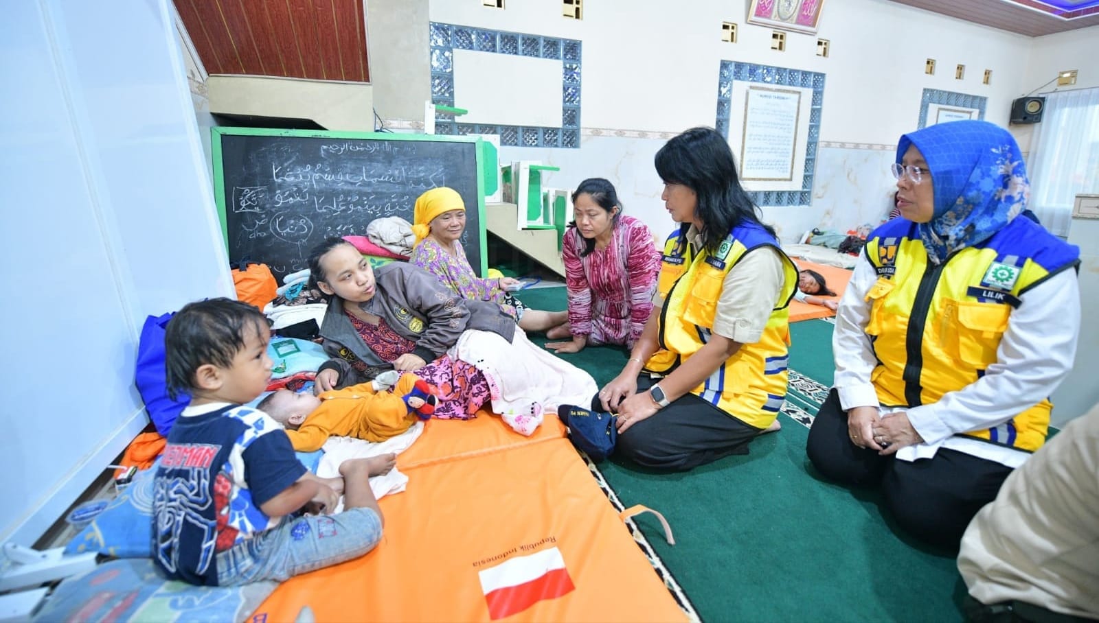 Wamen Diana saat mengunjungi pengungsi didesa tugu Cisarua bogor yg terdampak banjir bandang ( foto: birkom.pu)