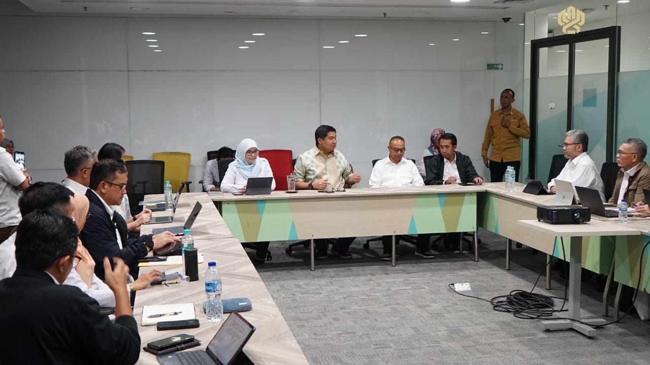 Menteri PKP saat rapat dengan jajaran nya dilanjut buka puasa bersama ( foto: birkom pkp/ Ristyan )