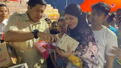 Menteri Ara saat memberikan bantuan kepada korban banjir di Bekasi ( foto: birkom pkp/ Ristyan)