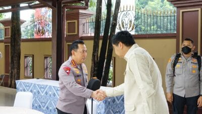 Menteri PKP Maruarar Sirait saat bersalaman usai ground breaking fengan Kapolri Jenderal Polisi Listyo Sigit di Krawang ( foto: birkom pkp/ Risytan)