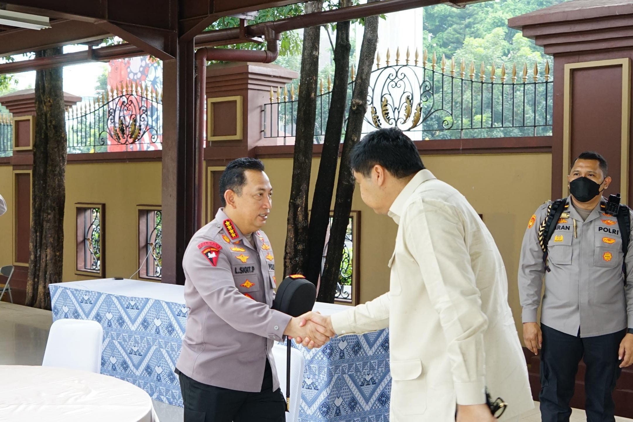 Menteri PKP Maruarar Sirait saat bersalaman usai ground breaking fengan Kapolri Jenderal Polisi Listyo Sigit di Krawang ( foto: birkom pkp/ Risytan)