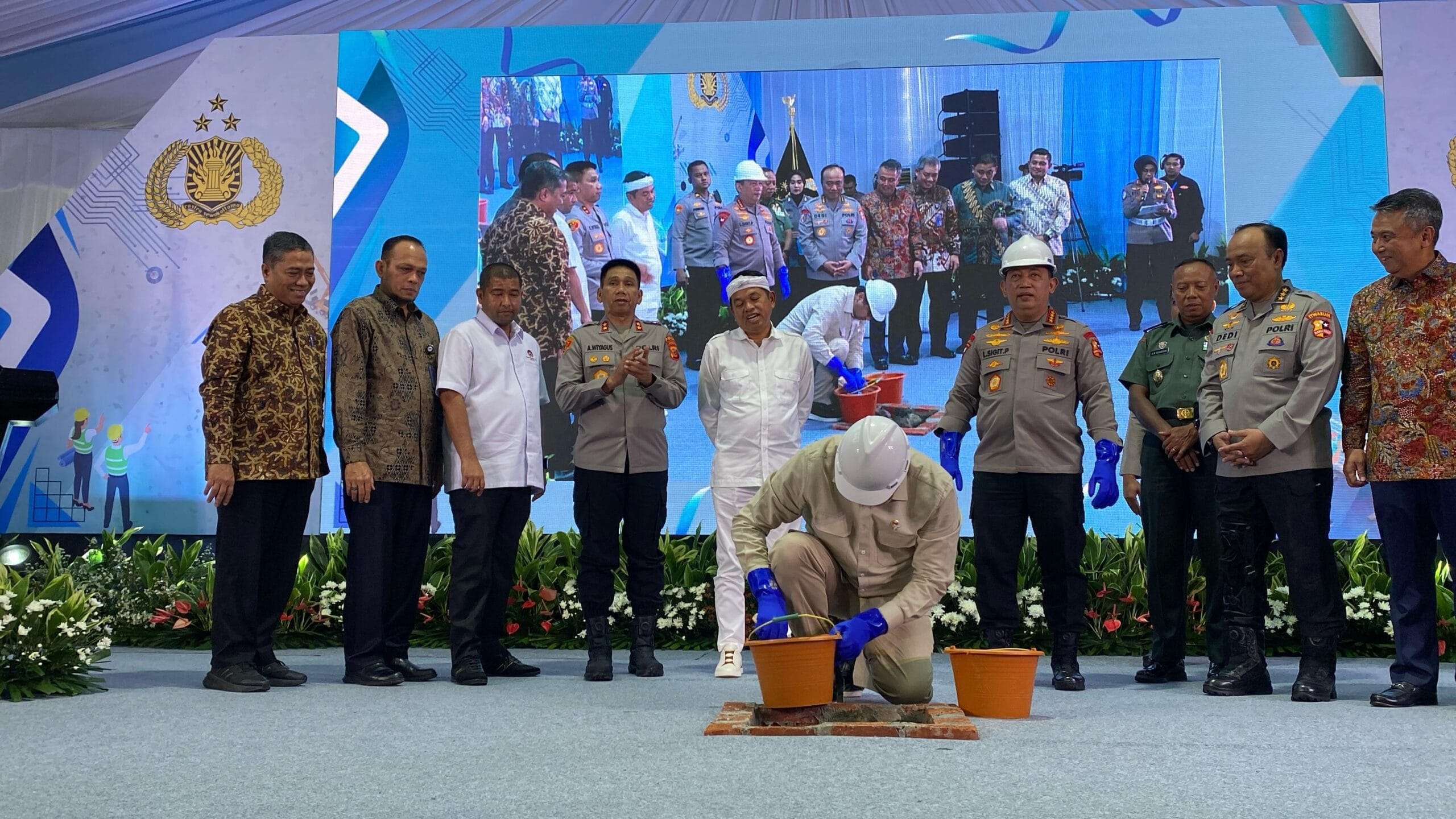 Menteri Ara saat peletakan batu pertama bersama pejabat terkait untuk perumahan Polri di Kerawang Jabar ( birkom pkp/ Ristyan )