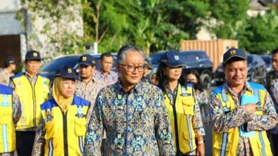 Menteri PU didampingi Wamen Diana dan pejabat terkait saat meninjau bendung bekasi dan sodetan kali ciliwung ( foto: birkom pu)