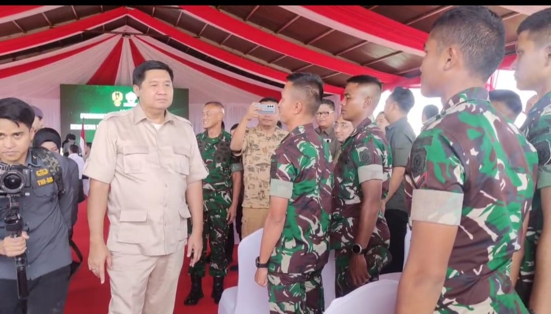 Menteri Ara saat berbincang dengan prajurit TNI AD ( foto: birkom pkp/ Ristyan )