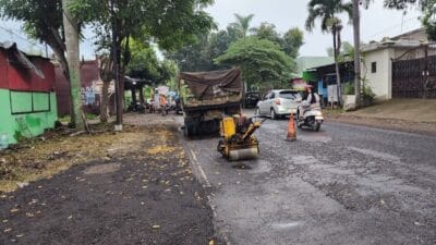 Salah satu ruas Jalan Nasional di Hawa Timur yang sedang diperbaiki oleh Balai Besar Pelaksanaan Jalan Nasional ( BB PJN) Jawa Timur - Bali ( foto: birkom pu)