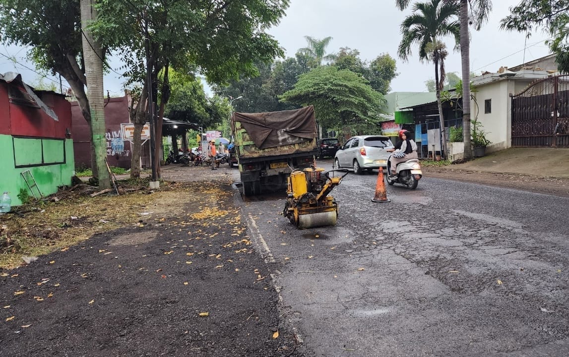 Salah satu ruas Jalan Nasional di Hawa Timur yang sedang diperbaiki oleh Balai Besar Pelaksanaan Jalan Nasional ( BB PJN) Jawa Timur - Bali ( foto: birkom pu)
