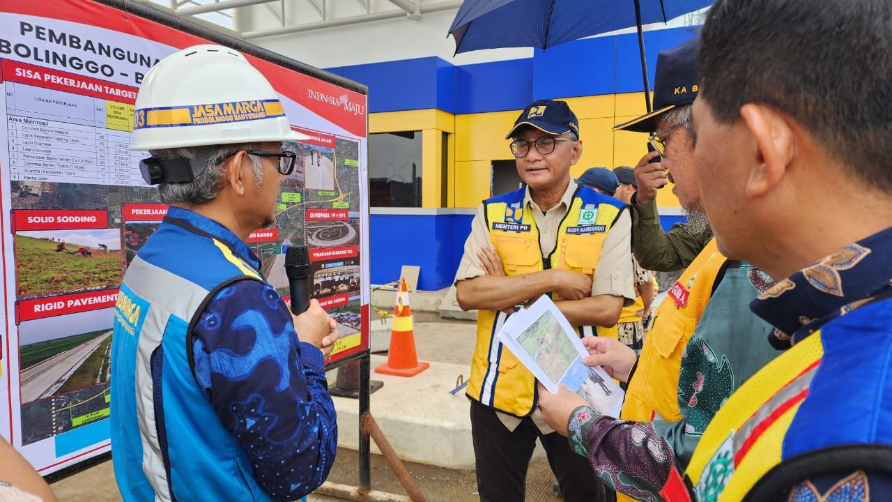 Menteri PU saat meninjau jalur tol fungsional ruas Kraksaan- Paiton ( foto: birkom pu)
