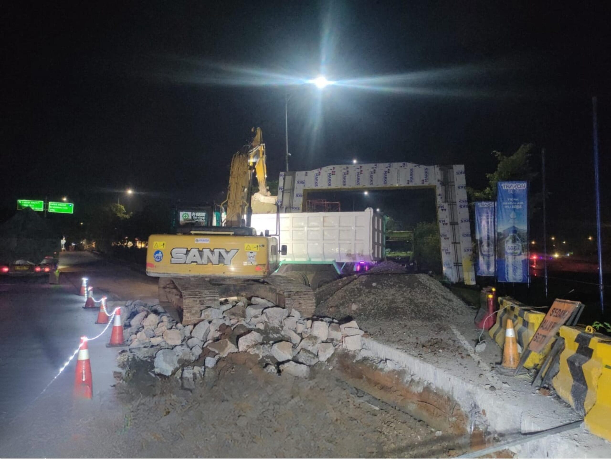 Pengerjaan Pemeliharaan Jalan dilakukan pada dini hari ( foto: JM )