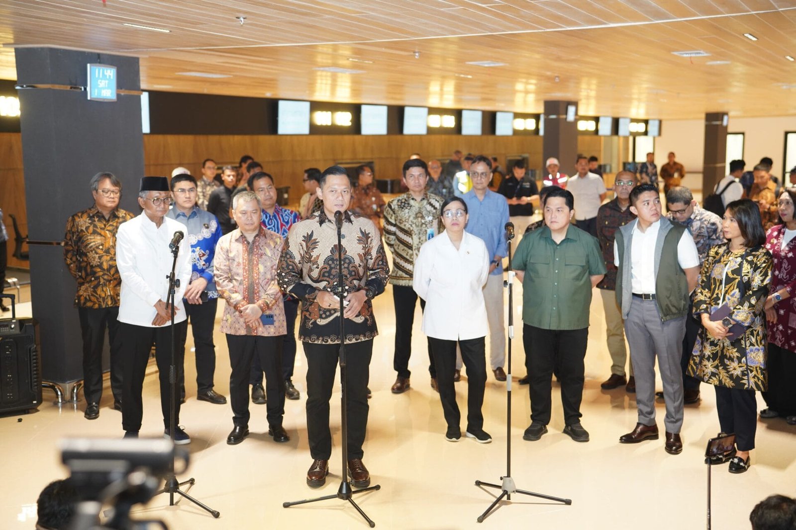 Beberapa Menteri Kabinet Merah Putih bersamaMenko AHY saat memberi keterangan ke media ,(foto: birkom pu)