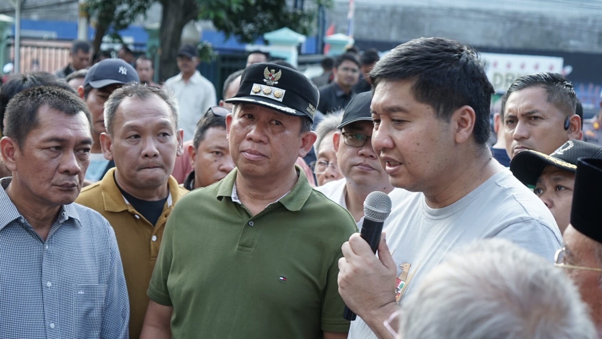 Menteri Ara saat berdialog dgn warga di kelurahan Kapuk Muara Jakarta Utara terkait penetapan lokasi pembangunan akses kapuk raya-PIK satu ( foto: Birkom PKP/ Ristyan)