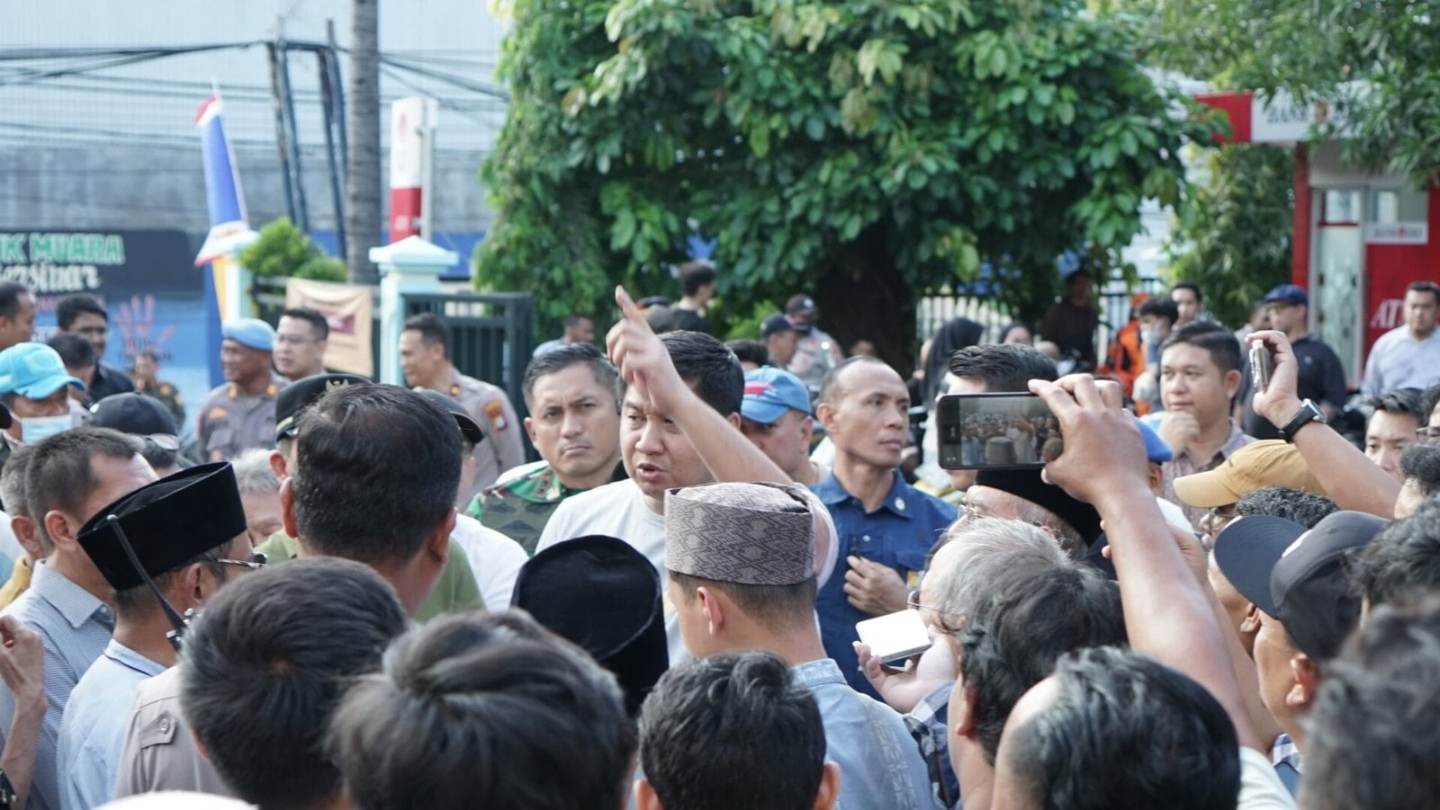 Warga Kelurahan Kapuk Utara antusias mendengarkan pengarahan dari Menreri PKP, Polri dan pejabat pemda terkait. ( birkom pkp/ Ristyan)