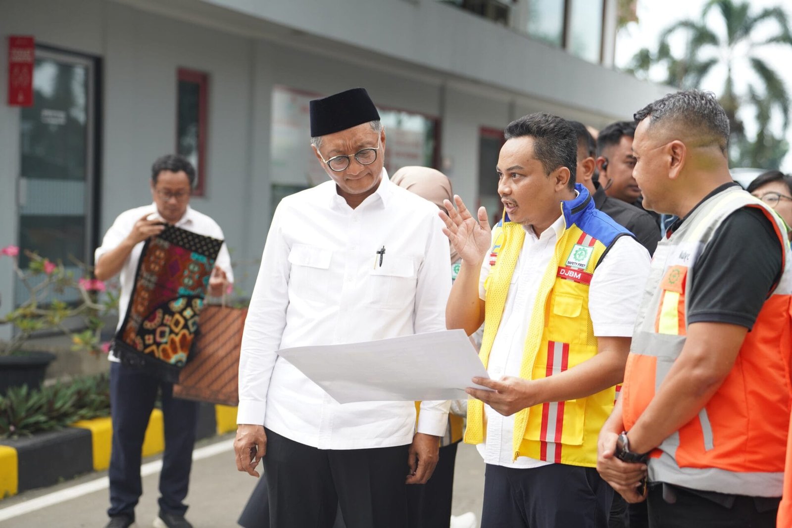 Menteri pu saat mendengar penjelasan dari BUJT ttg kesiapan rest area di jalur tol ( pu)