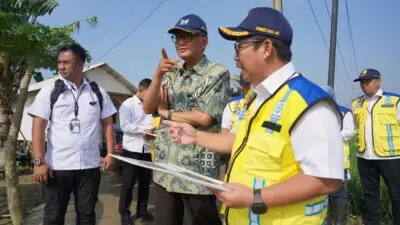 Menteri Dody saat meninjau sawah yg banjir di kerawang Jabar ( foto: birkom pu)