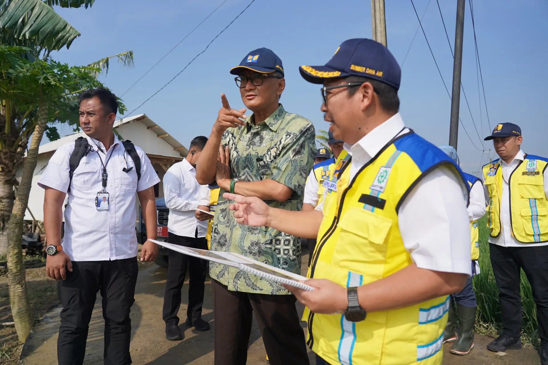 Menteri Dody saat meninjau sawah yg banjir di kerawang Jabar ( foto: birkom pu)