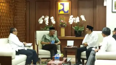 Menteri PU saat menerima Mensos Saifuloh Yusuf di Kantor PU ( foto: birkom pu)