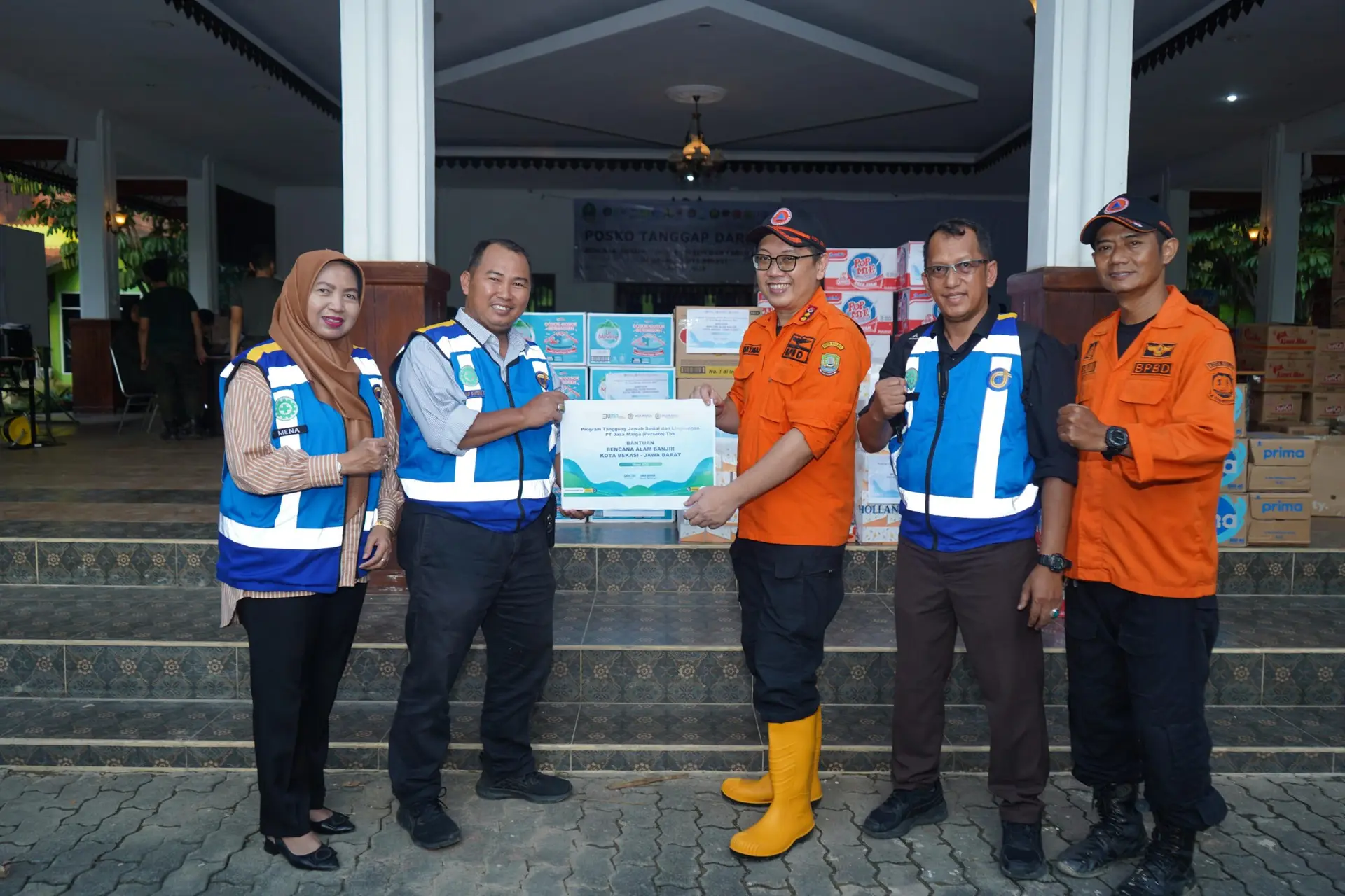 Bantuan Sembako.untuk korban Banjir dari Jasanarga Trans Jawa Tol ( foto: jasamarga )