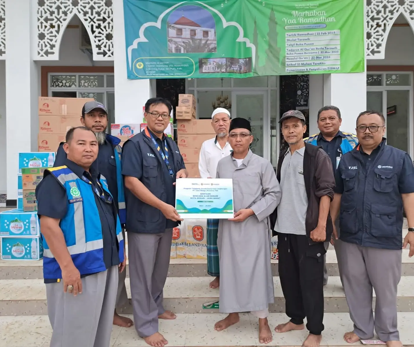 Bantuan dari Jasamarga untuk korban banjir di bekasi,bogor dan Jakarta ( foto: jasamarga )