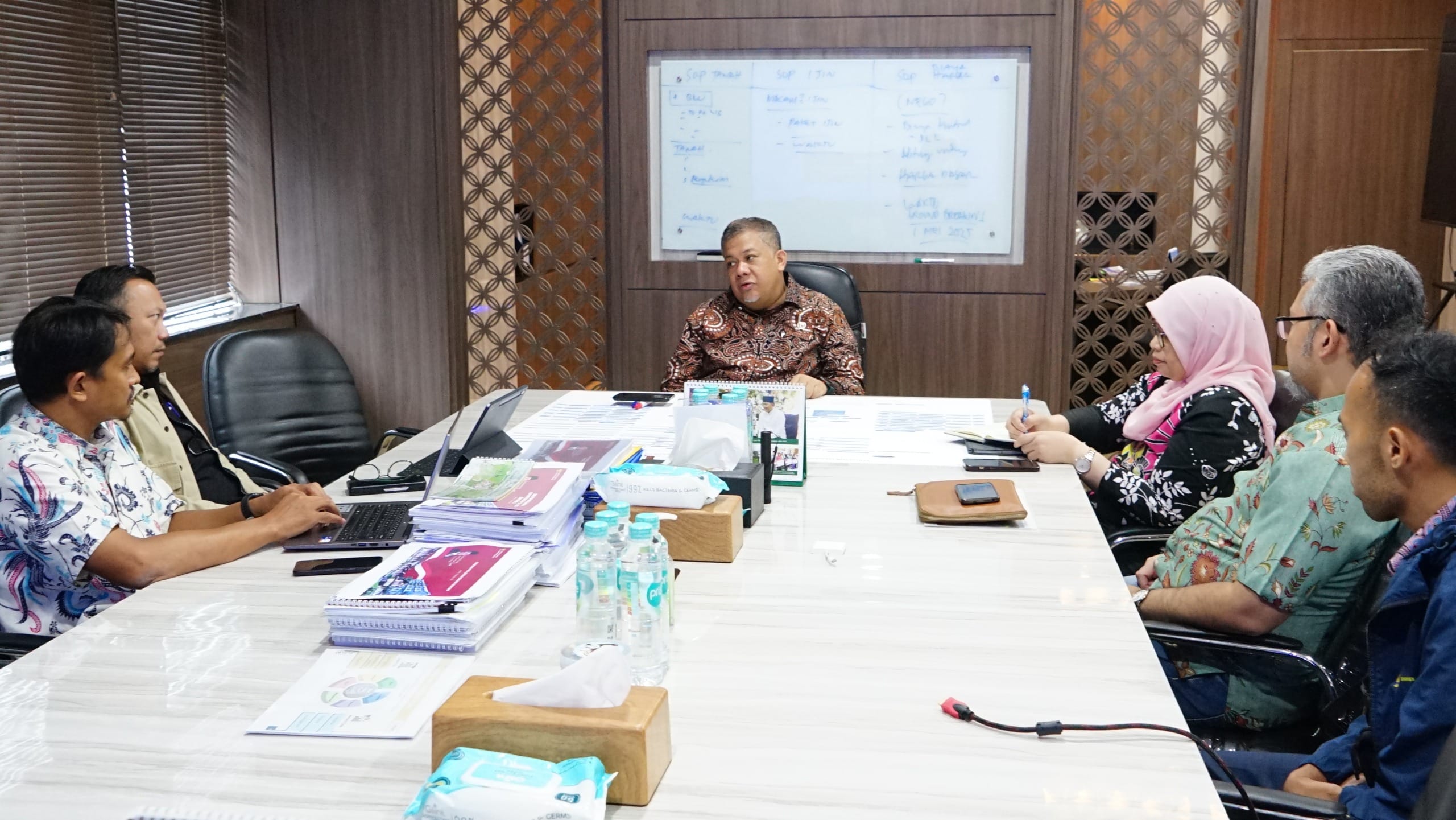 Saat Rapat Wamen pkp bersama Dirjen Perumahan Perkotaan Sri Haryati ( foto: birkom pkp/ Ristyan)