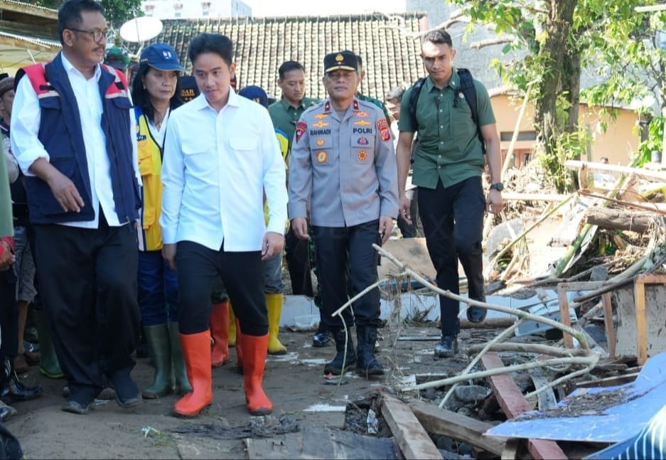 Wapres Gibran didampingi Wamen PU saat meninjau banjir di Sukabumi ,( birkom pu)