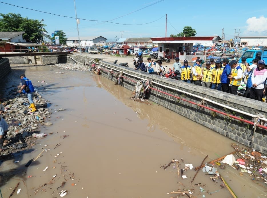 Sungai yang meluap menyebabkan banjir akan dilakukan pengerukan ( foto: birkom pu)