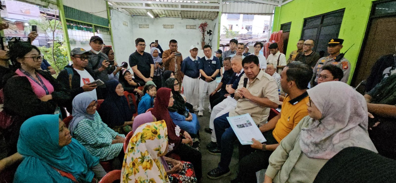 Menteri PKP saat dialog dengan warga Tanah Tinggi Kecamatan Johar Baru tentang akan bedah rumah warga. ( foto: birkom pkp/ Ristyan )