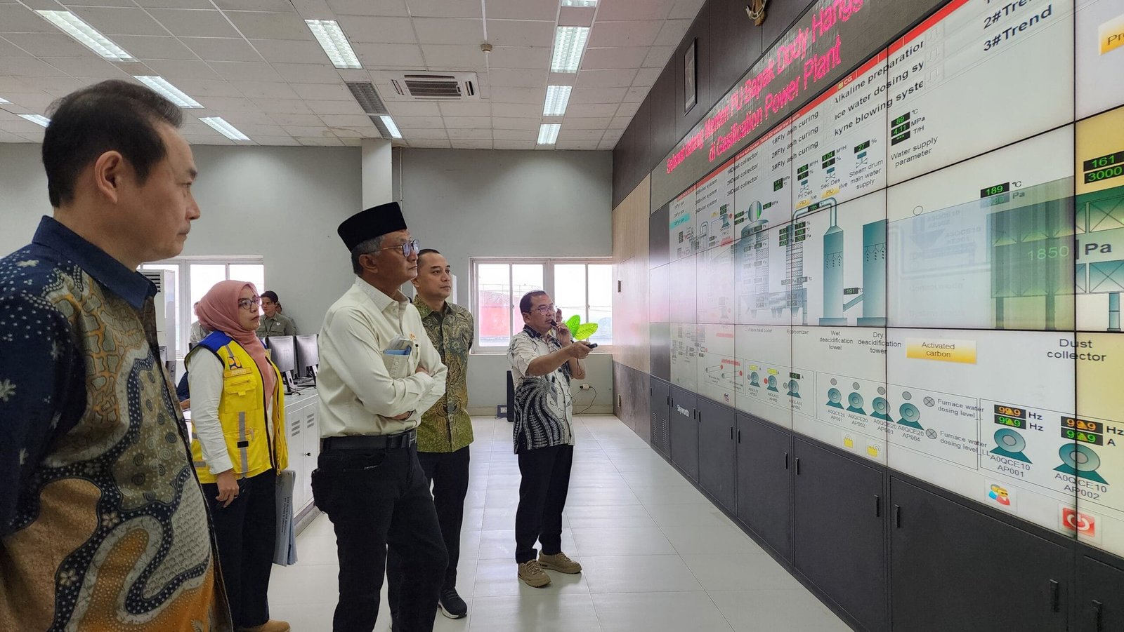 Menteri Dody saat kunjungiTPA Benowo