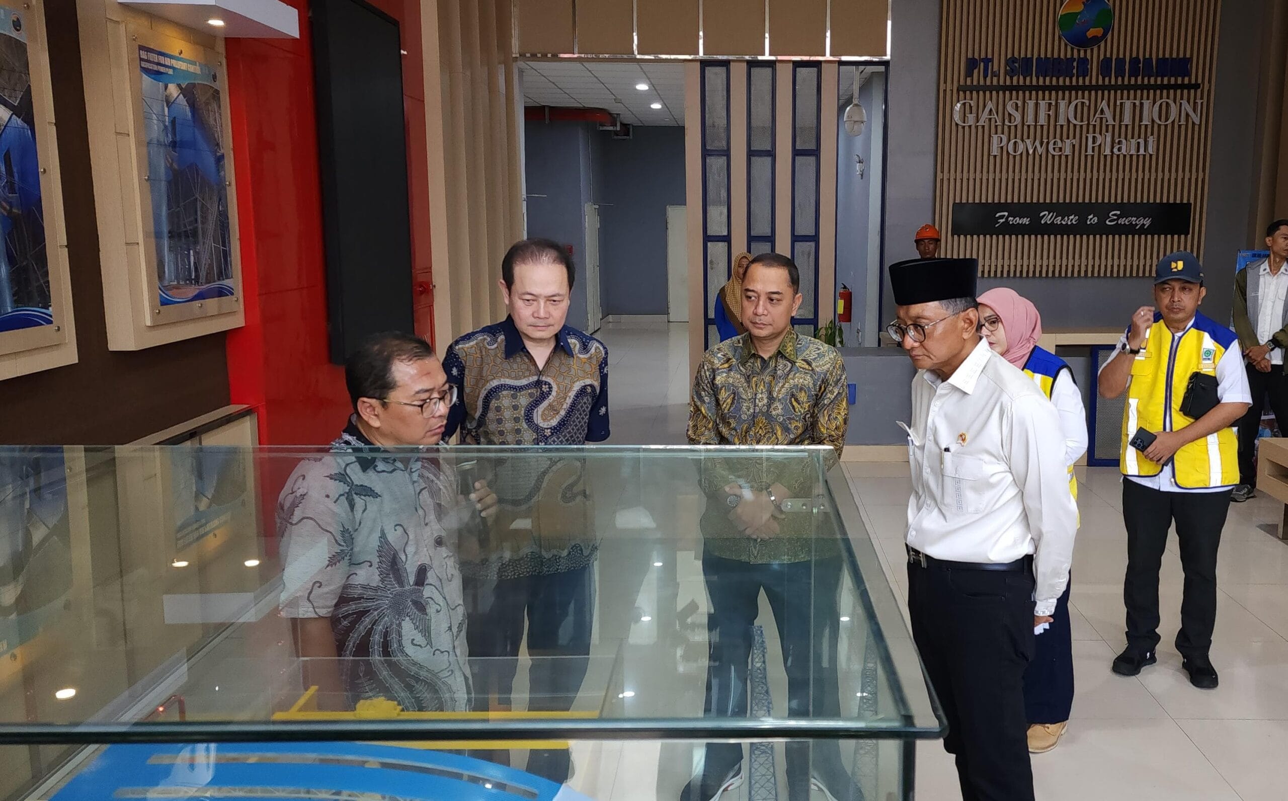 Menteri Dody sangat mengapresiasi keberhasilan Surabaya yg mengolah sampah menjadi energi listrik (foto : birkom pu)
