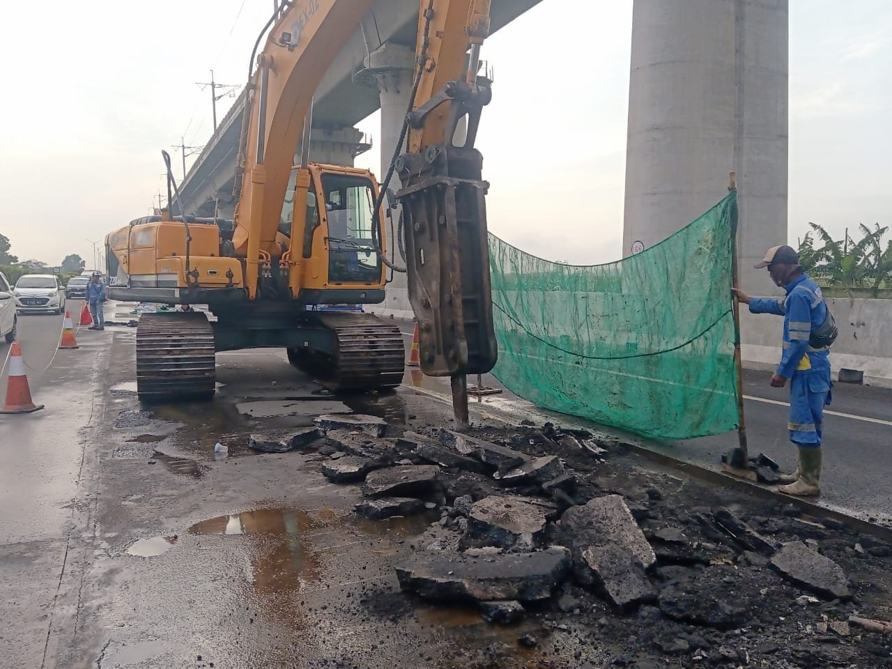 Pemeliharaan perkerasan jalan Cipularang- Padaleunyi oleh Jasamarga ( foto: JM )