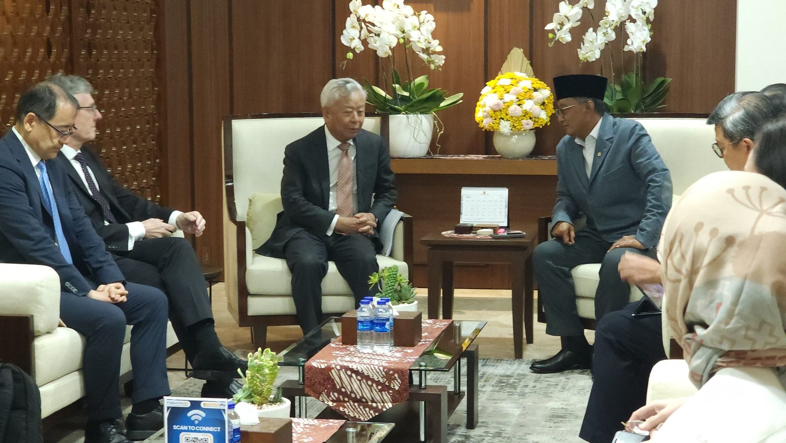 Menteri PU ( kanan ) saat menerima Presiden AIB,Jin Liqun /ttg peluang kerjasama pembiayaan infrastruktur ( foto: birkom pu)
