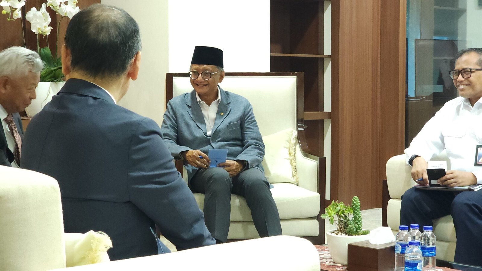 Menteri PU ,Dody Hanggodo didampingi  Sekjen PU, Zainal Fatah  saat menerima kunjungan Presiden AIB Jin Liqun dikantor PU ( foto: birkom pu )