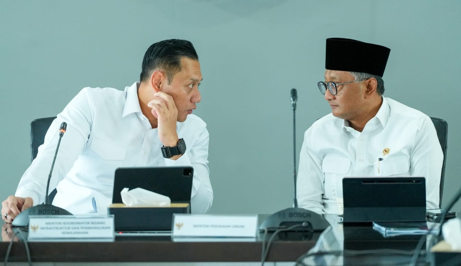 Menko Infra, AHY ( kiri ) bersama Menteri PU,Dody saat Rakor Pengembangan infrastruktur Pengelolaan Sampah Terpadu ( foto : birkom PU)